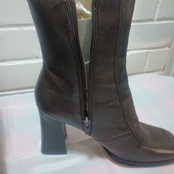 Newport News Women's 9M zip up slip on dark brown leather square toe boots. EUC - Picture 9 of 12